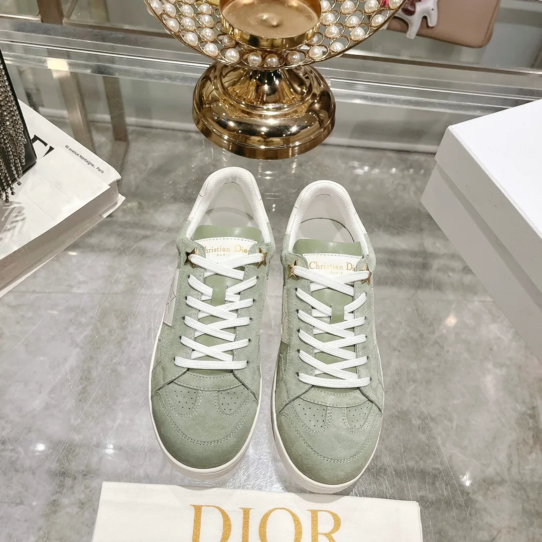 👟👟Ex-factory price 560👟👟Dior2024 new white shoes, Dior Dior Star women's sports shoes, very light summer white shoes. The upper is carefully made of imported suede, decorated with tonal suede panels, metal stars decorate the lace eyelets, and breathable mesh inside. The upper is punched and designed not to stuffy the feet. It is equipped with Christian Dior logo and thin soles. The thick sole is suitable for all seasons! Size: 35-41 (40 and 41 are customized and cannot be returned or exchanged)